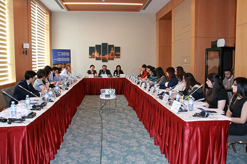 MƏHKƏMƏLƏRİN SƏMƏRƏLİLİYİNİN ARTIRILMASINA, HAKİMLƏRİN TƏLİMİNİN TƏKMİLLƏŞDİRİLMƏSİNƏ VƏ MƏHKƏMƏLƏRDƏ ÖZÜNÜ-İDARƏETMƏYƏ DƏSTƏK” LAYİHƏSİ ÇƏRÇİVƏSİNDƏ “HAKİMLƏR ÜÇÜN TƏLİMİN TƏKMİLLƏŞDİRILMƏSİ” İLƏ ƏLAQƏDAR DAİR DƏYİRMİ MASA KEÇİRİLMİŞDİR