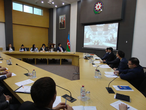 YASAMAL RAYON MƏHKƏMƏSİ İLƏ ŞƏKİ MƏHKƏMƏ KOMPLEKSİ ARASINDA VİDEO-KONFRANS VASİTƏSİLƏ MƏHKƏMƏ APARATI İŞÇİLƏRİ ÜÇÜN “MƏHKƏMƏ FƏALİYYƏTİNİN SƏMƏRƏLİLİYİNİN ARTIRILMASINA YÖNƏLMİŞ TƏDBİRLƏR” MÖVZUSUNDA TƏLİM KEÇİRİLİB