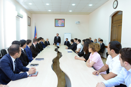 ƏDLİYYƏ AKADEMİYASINDA AZƏRBAYCAN RESPUBLİKASININ PROKURORLUQ ORQANLARINA İLK DƏFƏ QULLUĞA QƏBUL EDİLƏN NAMİZƏDLƏRİN PEŞƏ FƏALİYYƏTİNƏ BURAXILIŞI MƏQSƏDİLƏ İCBARİ TƏLİM KURSU BAŞLAMIŞDIR