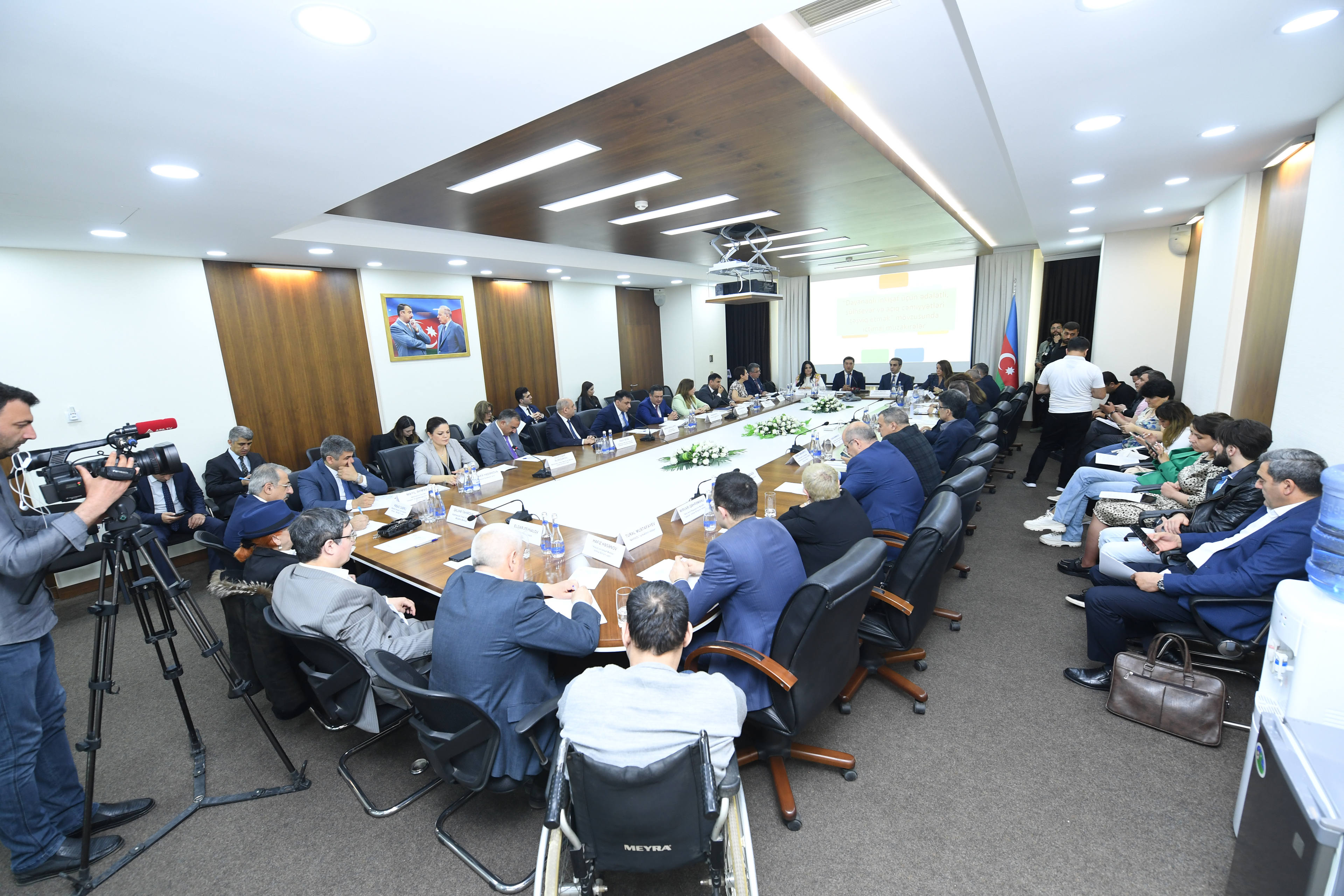 “Dayanıqlı inkişaf üçün ədalətli, sülhsevər və açıq cəmiyyətləri təşviq etmək” mövzusunda ictimai müzakirələr aparılıb