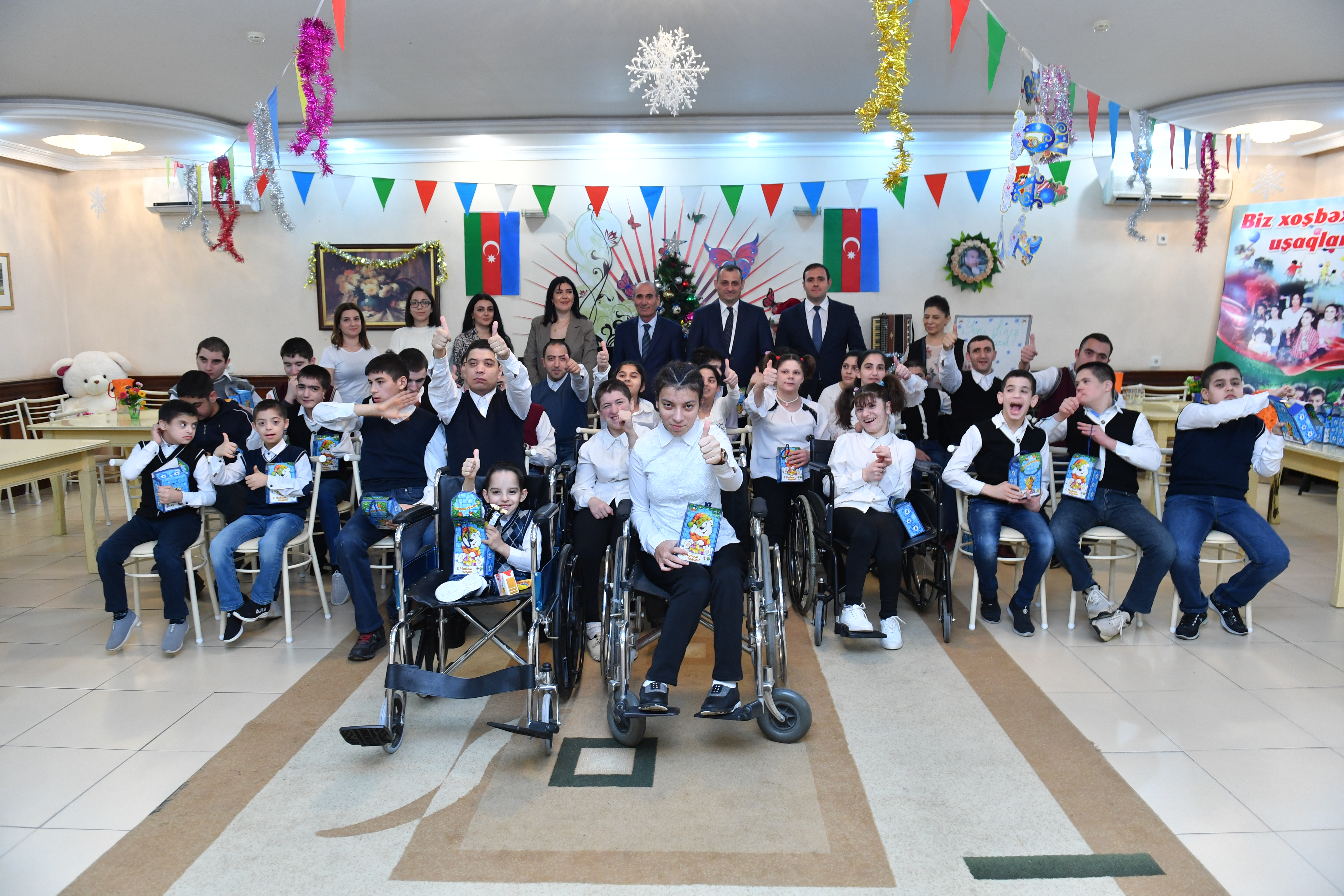 Ədliyyə işçiləri xüsusi qayğıya ehtiyacı olan uşaqlara baş çəkiblər