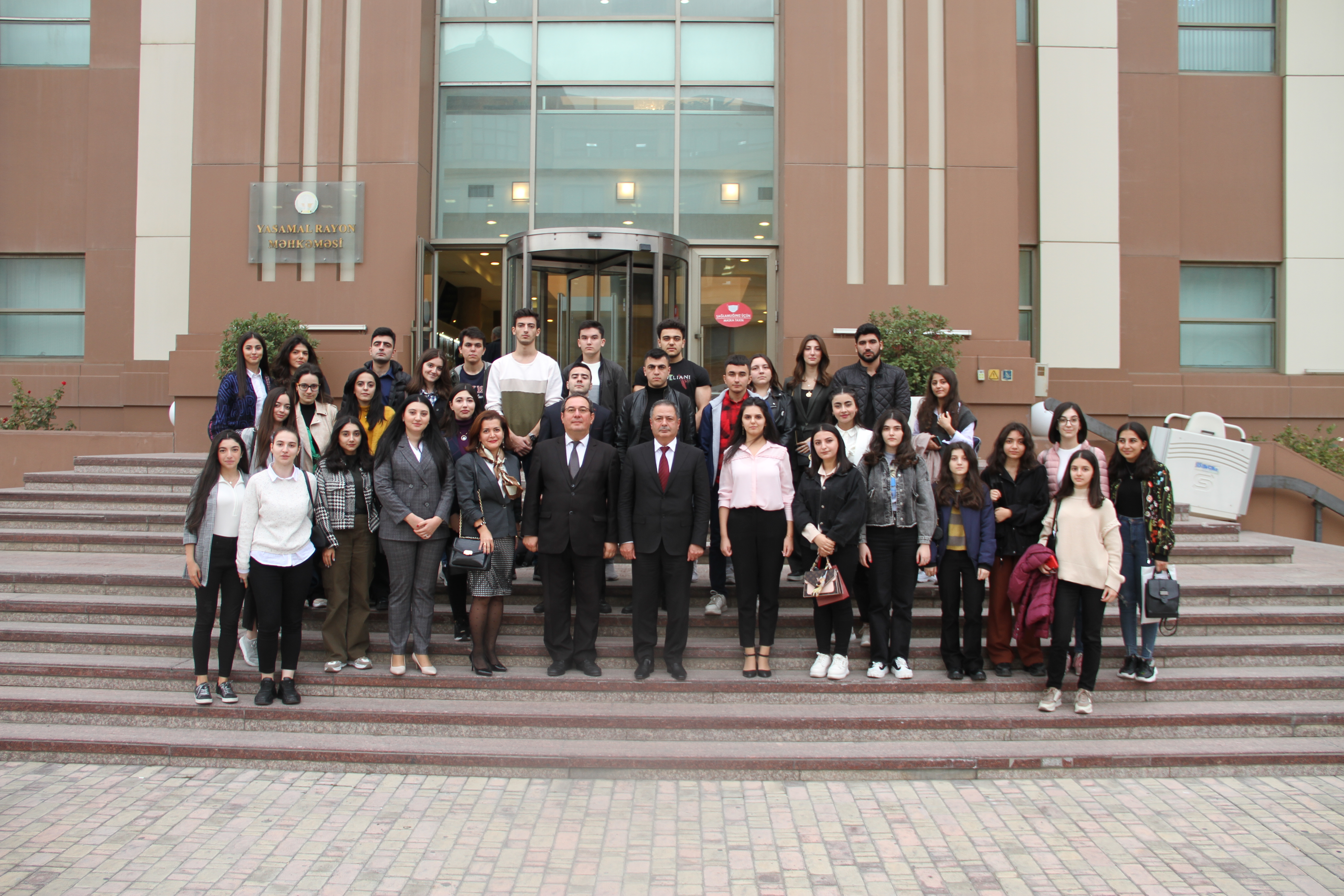 Ədliyyə Akademiyasının təşkilatçılığı ilə Bakı Dövlət Universitetinin hüquq fakültəsinin tələbələri “25 oktyabr-Avropada Mülki Ədalət Mühakiməsi günü” münasibətilə Yasamal Rayon Məhkəməsində olmuşlar.