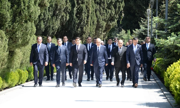 Ədliyyə Nazirliyinin kollektivi Ulu Öndər Heydər Əliyevin məzarını ziyarət edib